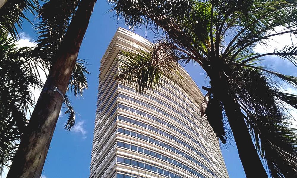 Sus diseños innovadores, siempre en sintonía con el entorno, trajeron frescura a la arquitectura con la utilización del cristal y nuevos materiales. En la fotografía, el Edificio República, en Buenos Aires. 
<br>