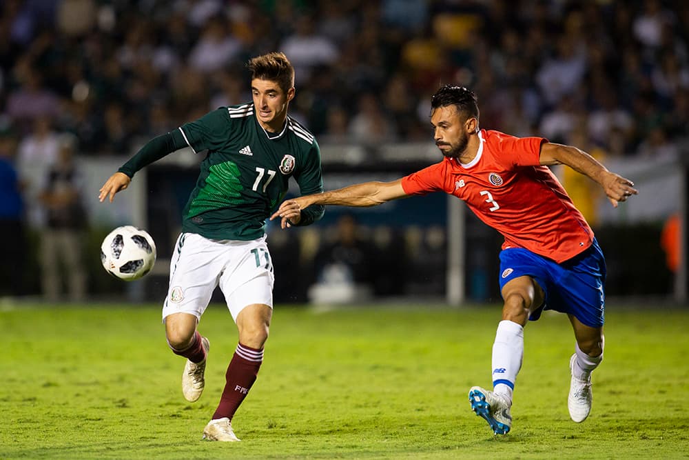 El jugador del Guadalajara, Isaac Bruzuela, disputa el esférico con Giancarlo González. El juego se puso muy ineteresante y abierto después de la igualada a dos goles.