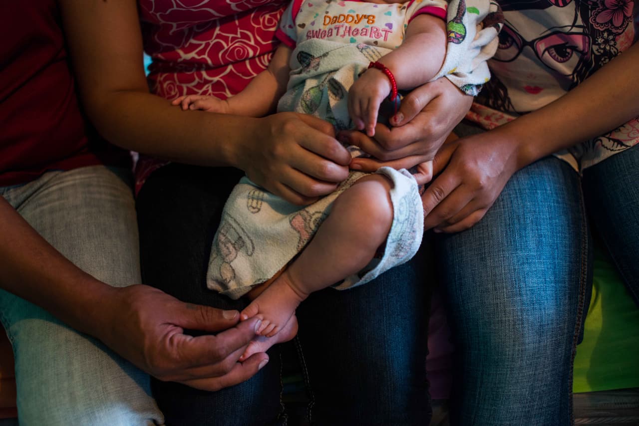 Esta familia salvadoreña a la que Laport conoció en Guatemala fue reconocida oficialmente como refugiada. Una de las hijas adolescentes tuvo un bebé tras ser violada por un pandillero.