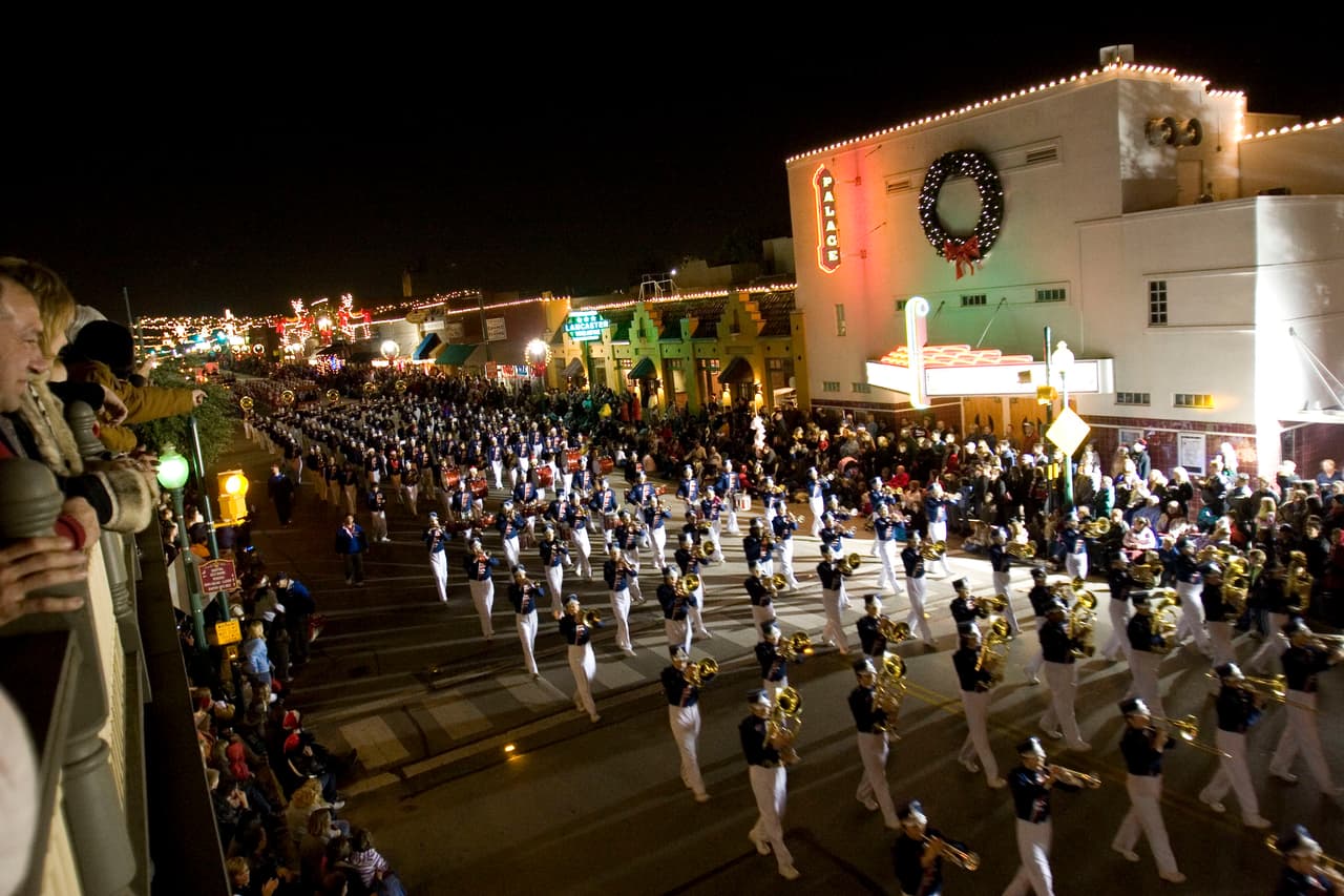 Los asistentes pueden disfrutar del espíritu navideño con presentaciones en vivo, luces y fuegos artificiales desde el Ayuntamiento de la ciudad a partir de las 7 pm.