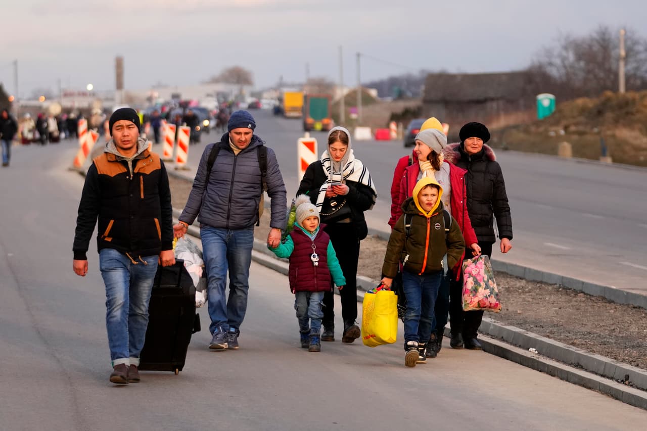 Un grupo de ucranianos al llegar a Przemysl, Polonia, el 26 de febrero.