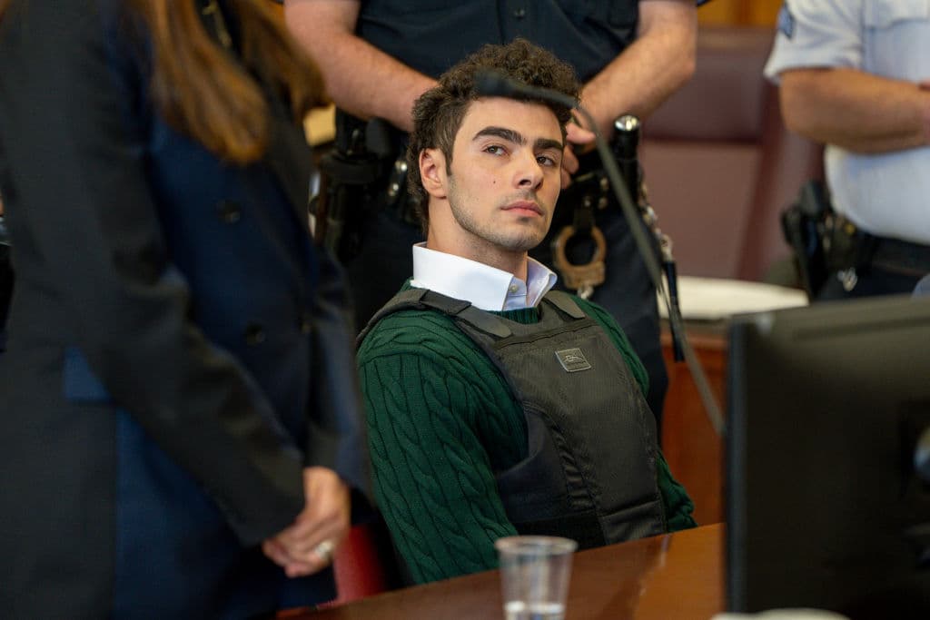 <b>Recursos culturales y educativos - </b>Los libros recibidos, que comparte con otros reclusos, y el catálogo musical del BOP son fuentes importantes de estimulación intelectual. Estos recursos ayudan a mantener su conexión con el mundo exterior y proporcionan oportunidades de crecimiento personal.