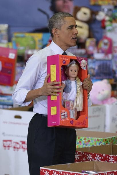 Obama se tomó el tiempo de mostrar algunos de los juguetes.