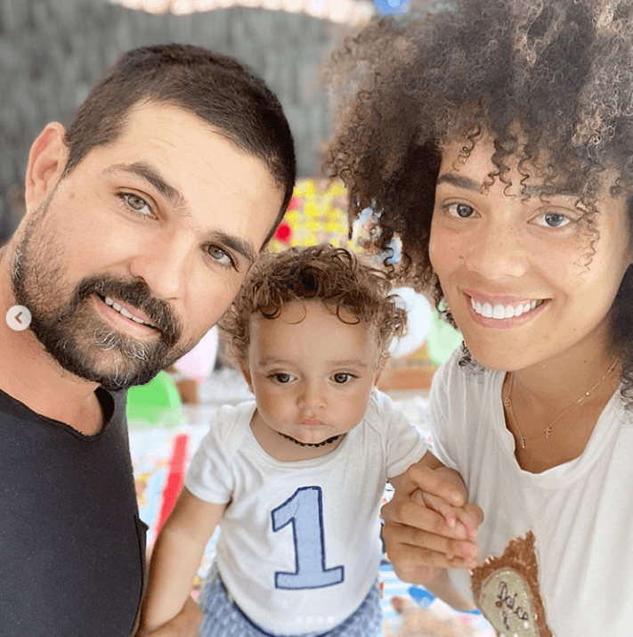 “¡1 año de tu vida Tadeo! @nuestrosmellizos 
<b>muchas cosas han pasado, pero nada tan bello como tu sonrisa</b> y como iluminas nuestra casa. ¡Te amamos! #danteytadeo”, escribió el actor de Como Tú No Hay 2 junto a una galería de fotografías en 
<b><a href="https://www.instagram.com/p/B_YLR1Kh0nW/" target="_blank">Instagram</a></b>. 
<br>