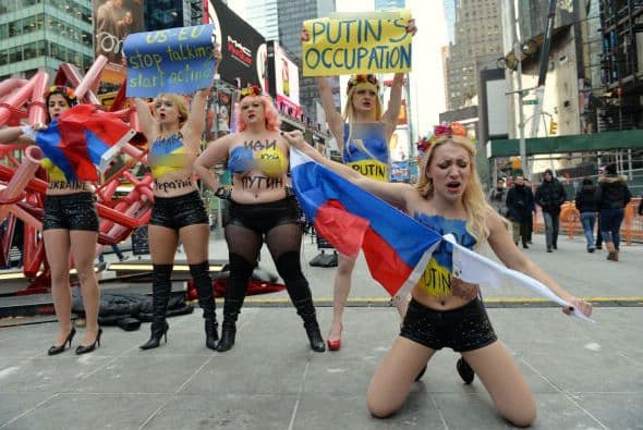 Varias mujeres activistas del grupo FEMEN de Ucrania llegaron a Times Square con mensajes de odio escritos en su cuerpo semi desnudo para protestar contra la intervención de Rusia en ese país. 