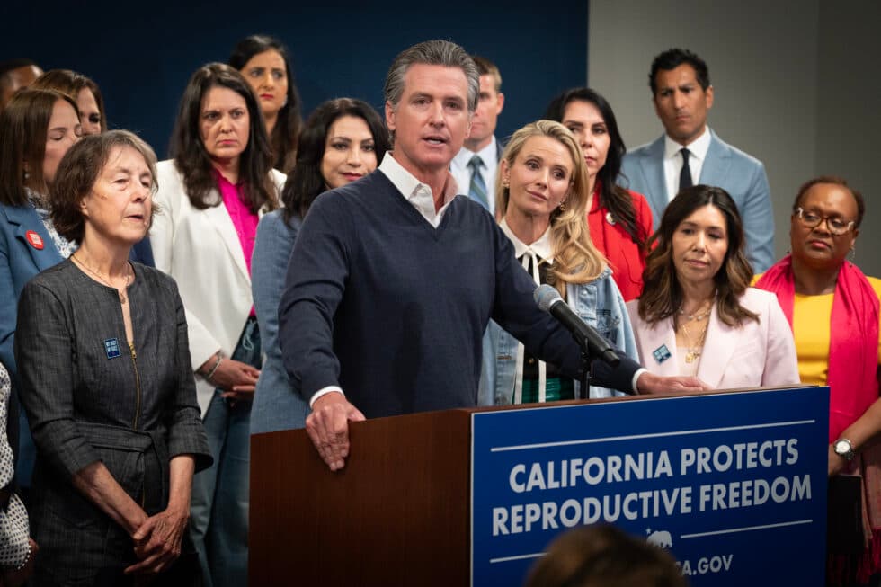 California dará facilidades a practicantes de aborto ante prohibiciones en Arizona, según proyecto de ley