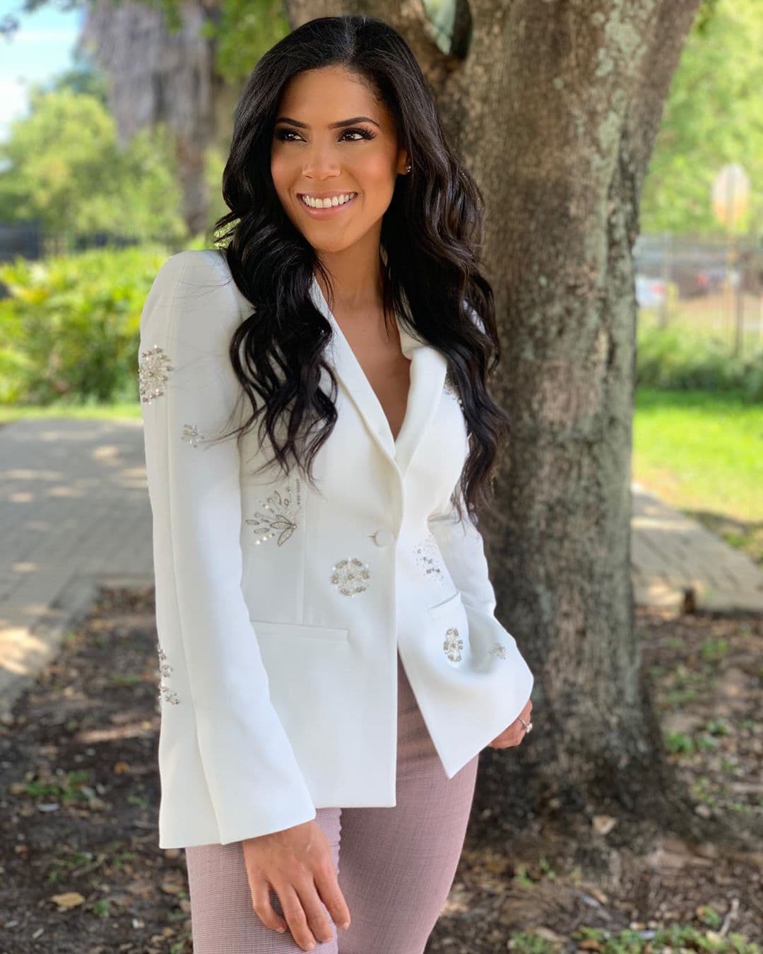 Ad hoc a la temporada, Francisca posó con un bello saco blanco bordado con copos de nieve.