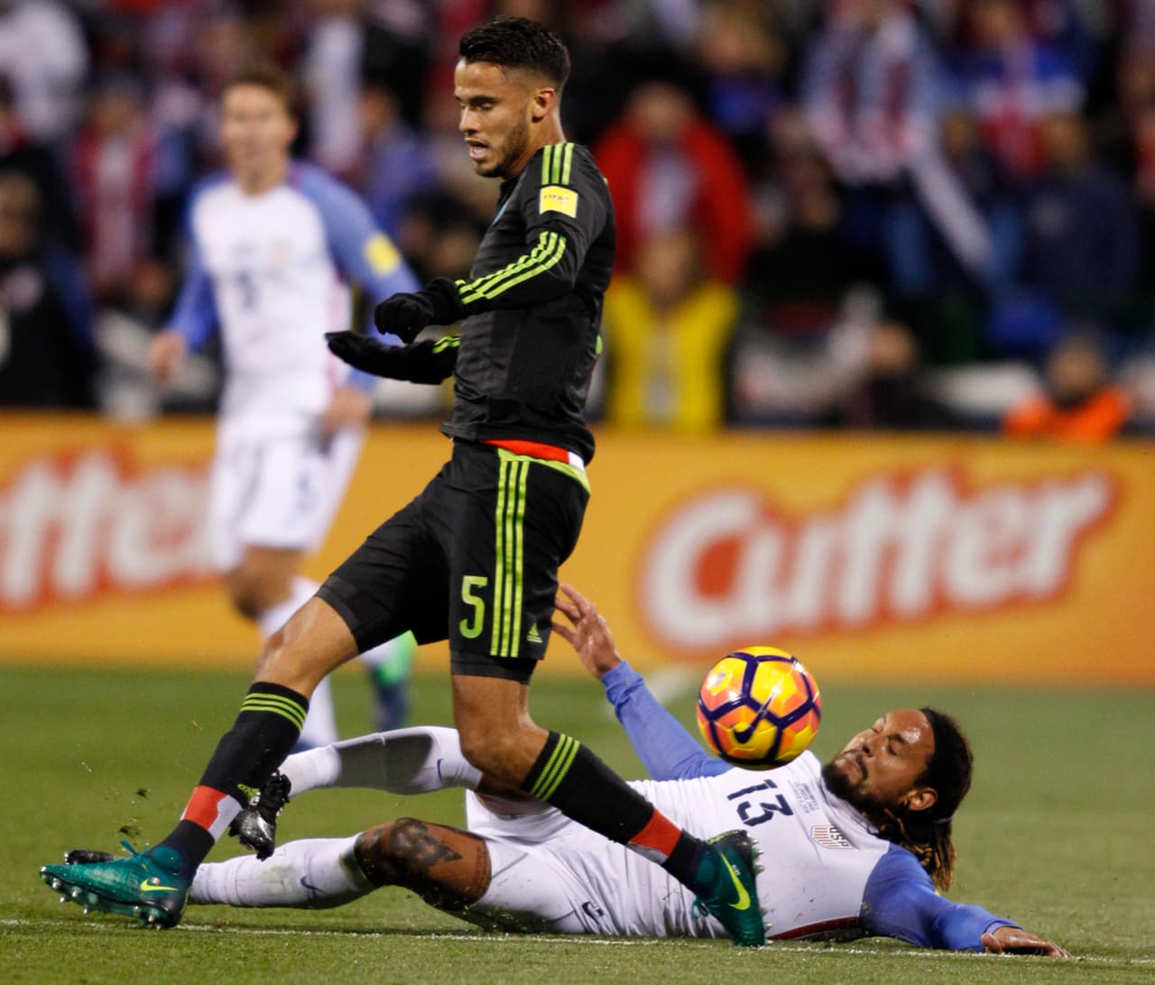 Diego Reyes estuvo seguro en la defensa, en la línea de tres que planteó Juan Carlos Osorio. Sin embargo, una amarilla en el primer tiempo impulsó al técnico a cambiarlo para evitar su expulsión. Buen partido. Calificación: 7