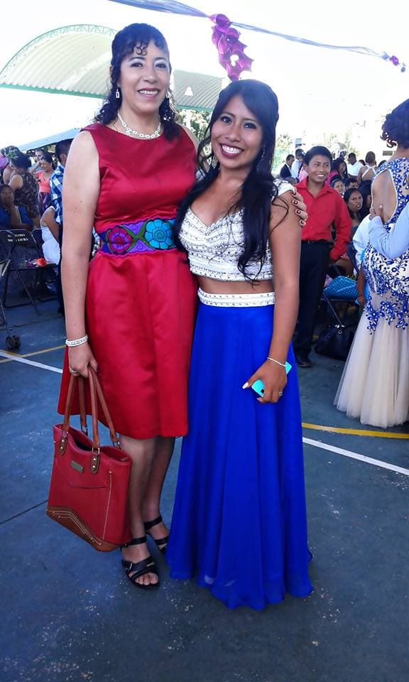 En esta época, Yalitza Aparicio Martínez no se imaginaba que tres años más tarde estaría
<b><a href="https://www.univision.com/entretenimiento/estos-son-los-18-looks-mas-impresionantes-de-yalitza-aparicio-desde-su-salto-a-la-fama-con-roma-fotos">desfilando por alfombras con vestidos de diseñador y tacones altos</a></b>, mientras reconocen su trabajo como actriz.