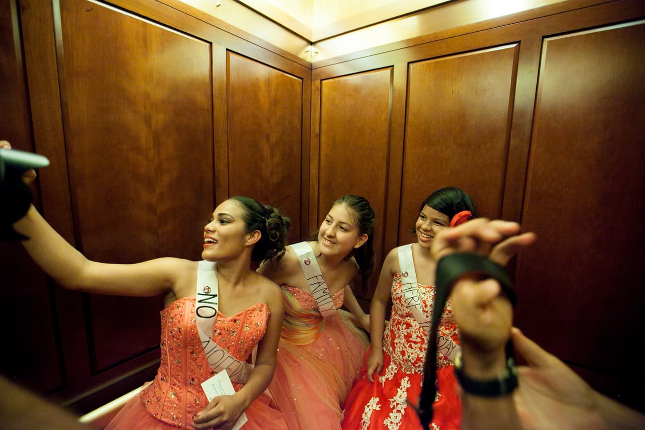 Seguidas por los medios de comunicación, las jovencitas se desplazaron por distintos puntos del capitolio.