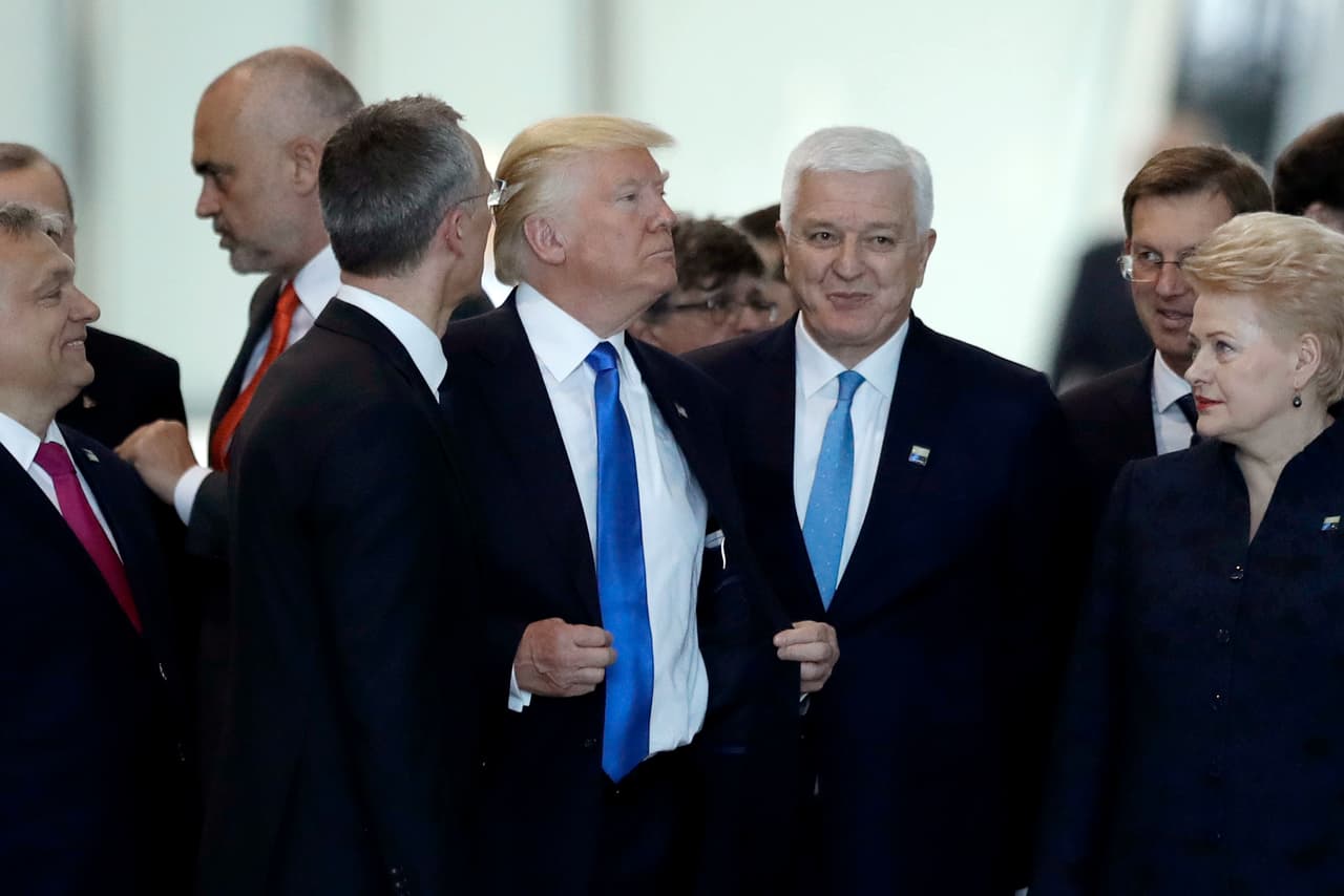 <b>Permiso (sin por favor) - </b>Cuando los primeros mandatarios asistentes a la cumbre de la OTAN en mayo de 2017 se preparaban para tomarse la foto oficial, Trump buscó su puesto en la primera fila de la toma. El empujón que dio frente a las cámaras al primer ministro de Montenegro, Dusko Markovic, es uno de los momentos más recordados del evento.