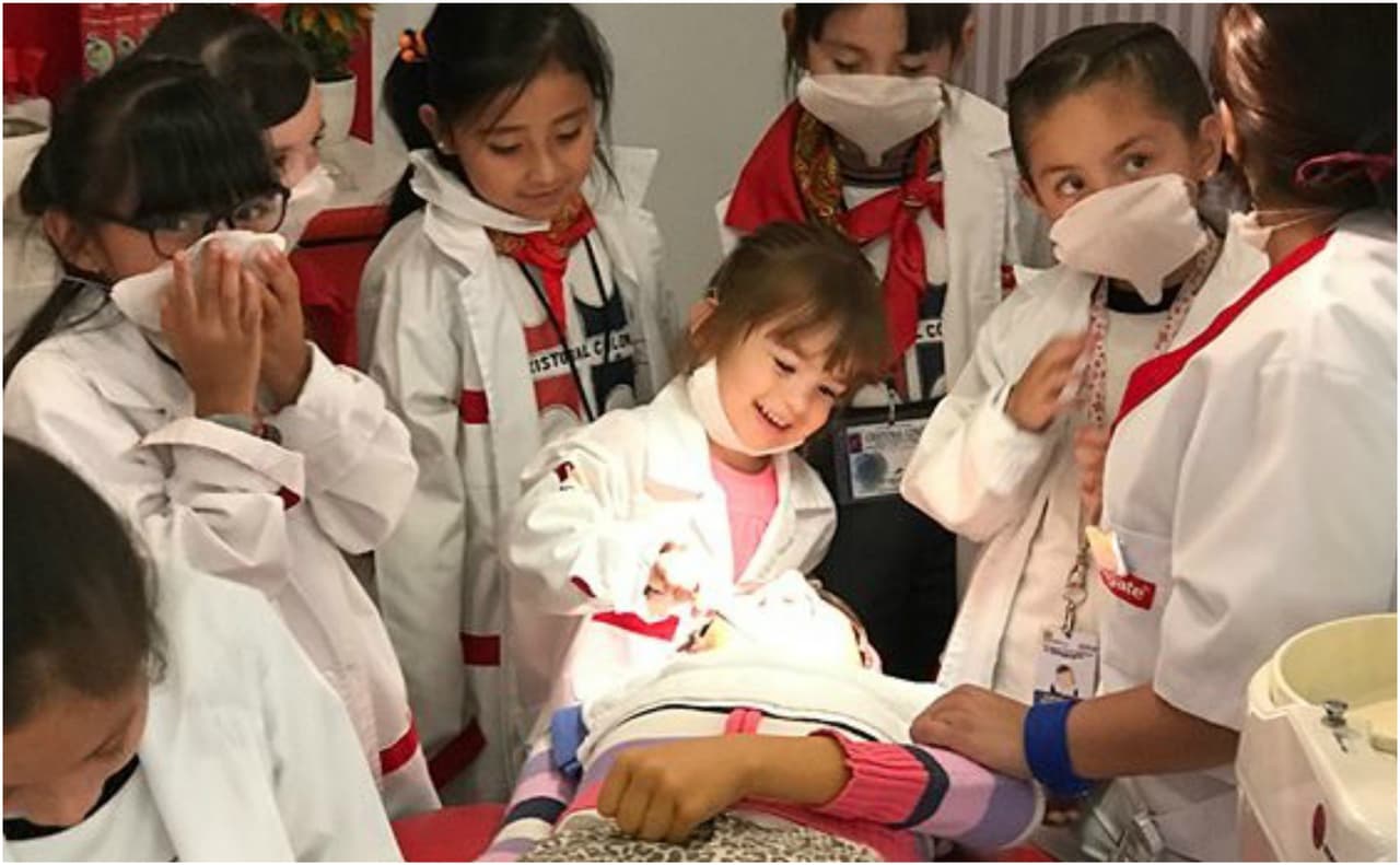 Michelle disfrutó jugando y aprendiendo diferentes oficios, y se caracterizó para cada uno de ellos.