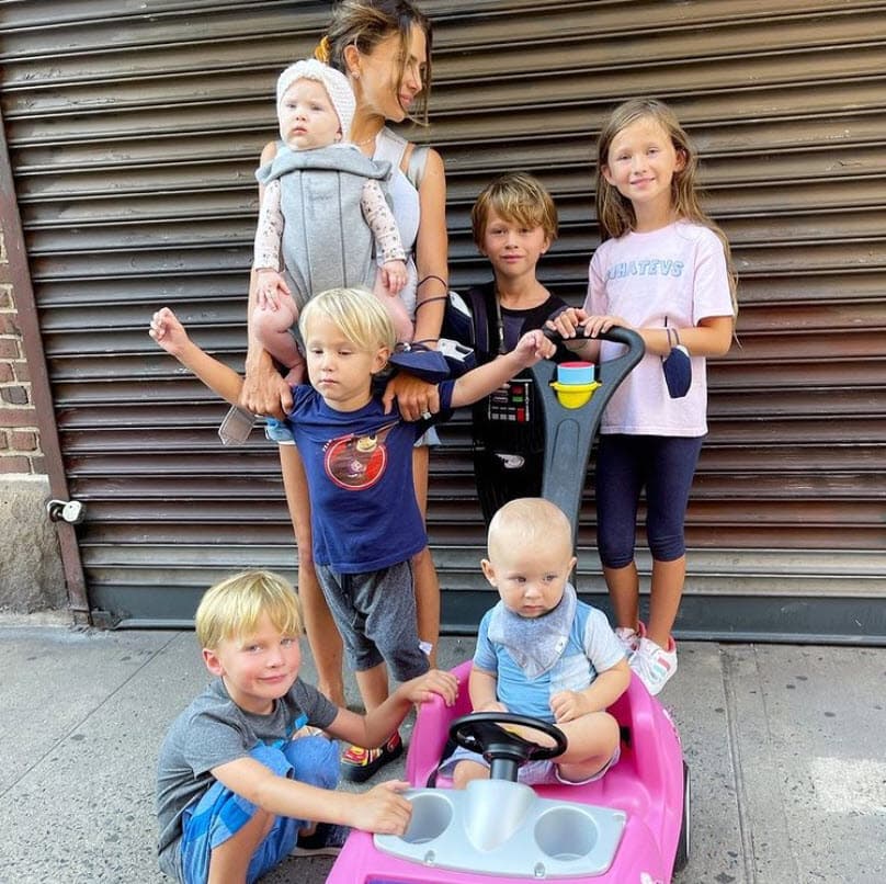 Sin embargo, cinco meses después presentaron a Lucía, hija más pequeña de la pareja y que ha causado controversia, pues no han aclarado si nació por vientre subrogado.
<br>