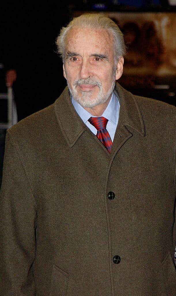 Christopher Lee, el actor que interpreta a Saruman, ha grabado y lanzado varios álbumes de metal. Incluyendo un álbum de Navidad.