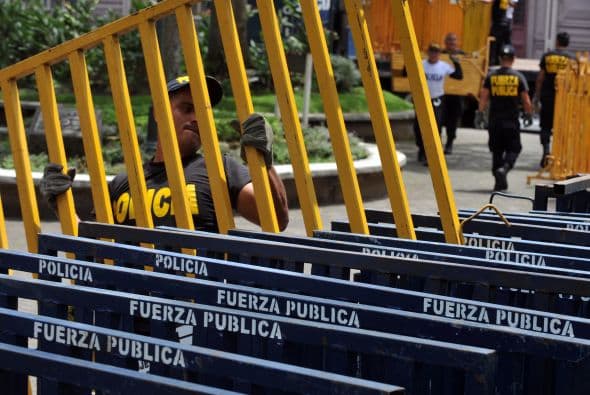 Los costarricenses están un poco sorprendidos de ver a policías armados en cada puente y parque y en la mayoría de intersecciones de San José, así como de ver helicópteros Black Hawk sobrevolando la ciudad desde hace varios días, un espectáculo completamente inusual en el país.