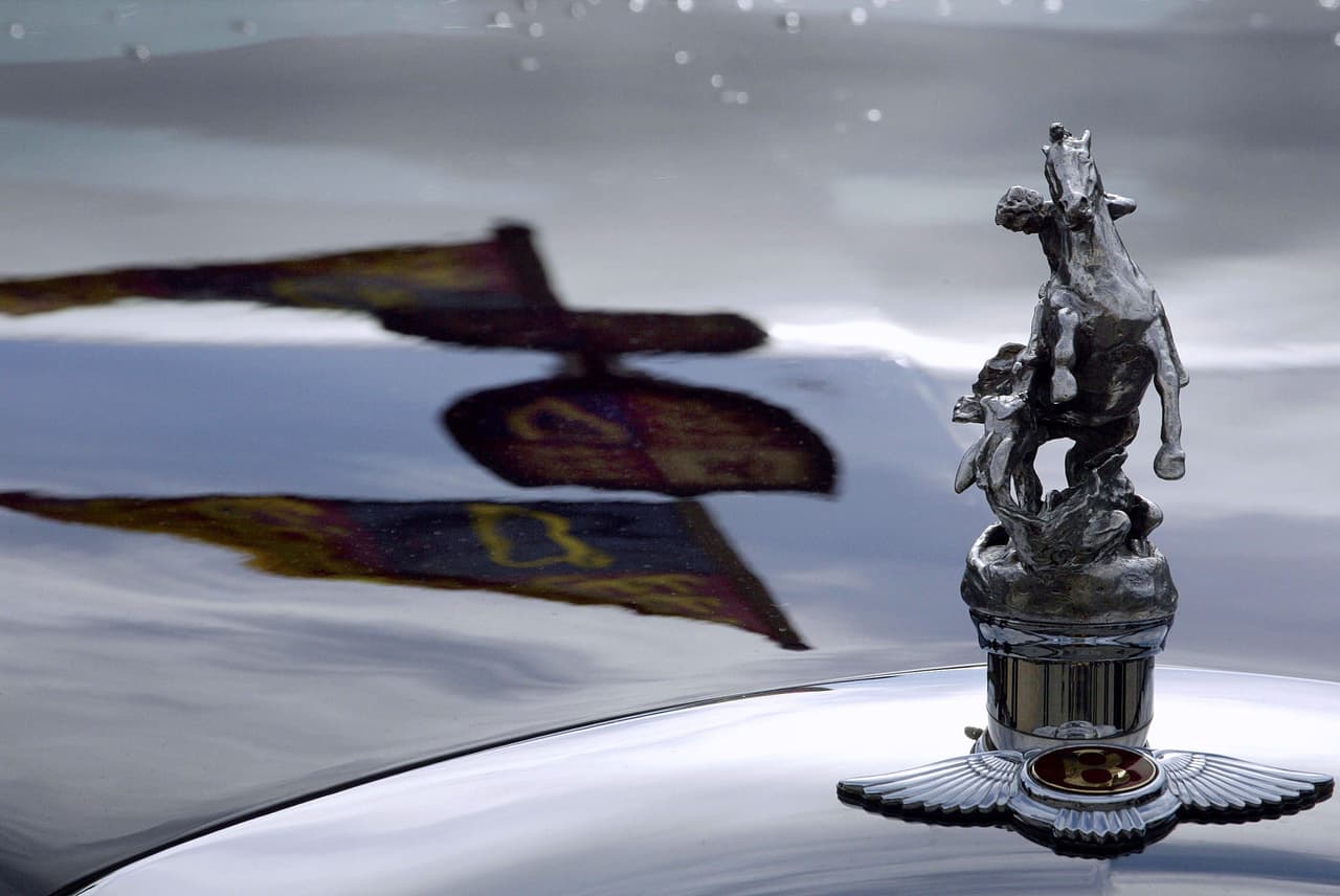 Los autos de uso de la reina llevan discretas marcas como adornos de capó especiales con motivos ligados a su reinado como esta estatuilla de
<b>San Jorge, santo patrón y protector de la familia real británica</b>, en el tope de la parrilla de una de sus limusinas Bentley.
