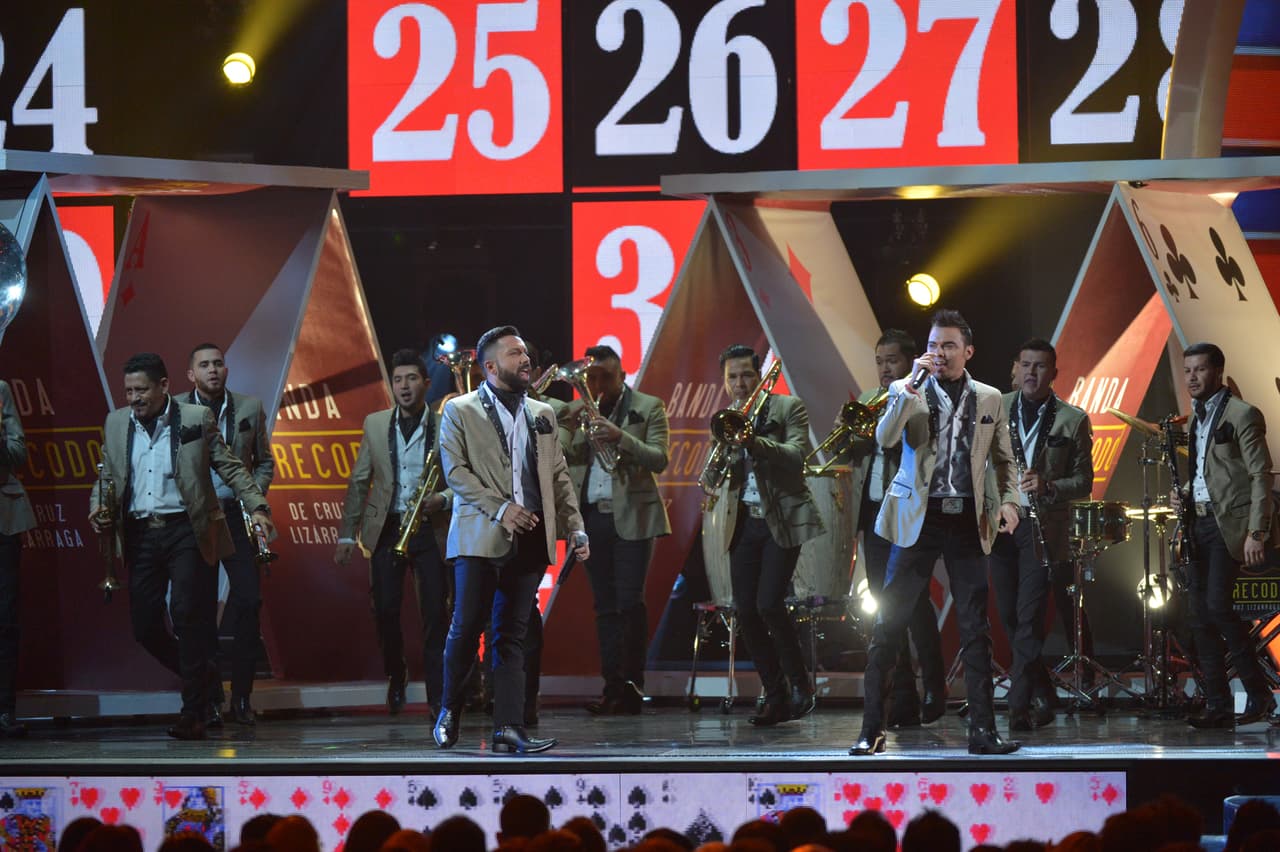 El puertorriqueño lucía elegante mientras entonaba los coros.