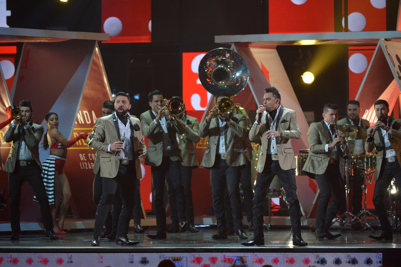 Es imposible no disfrutar el reggaetón del músico y el sonido fantástico de la agrupación. El escenario incluso se vio más pequeño, pues usaron todo el espacio disponible.