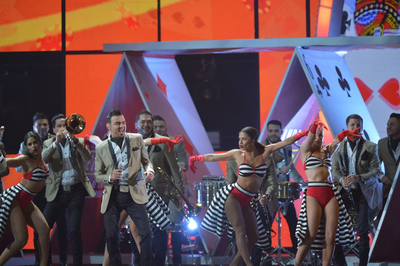 La Banda el Recodo resplandeció con su tema ‘Mi Vicio Más Grande’, con una torre de cartas a su espalda.