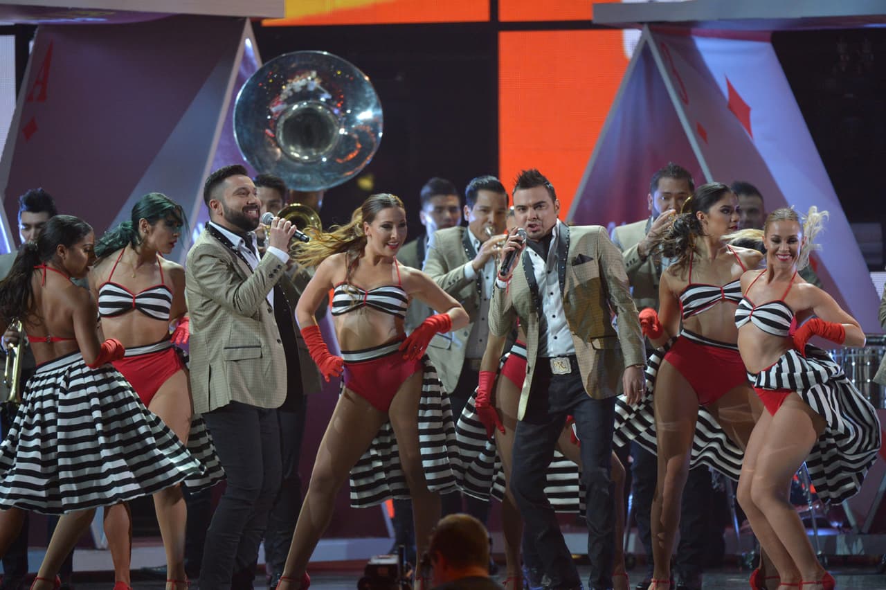 Sus letras sorpresivas y reflexivas hicieron que el público se moviera de un lado a otro, acompañados de bellísimas bailarinas.