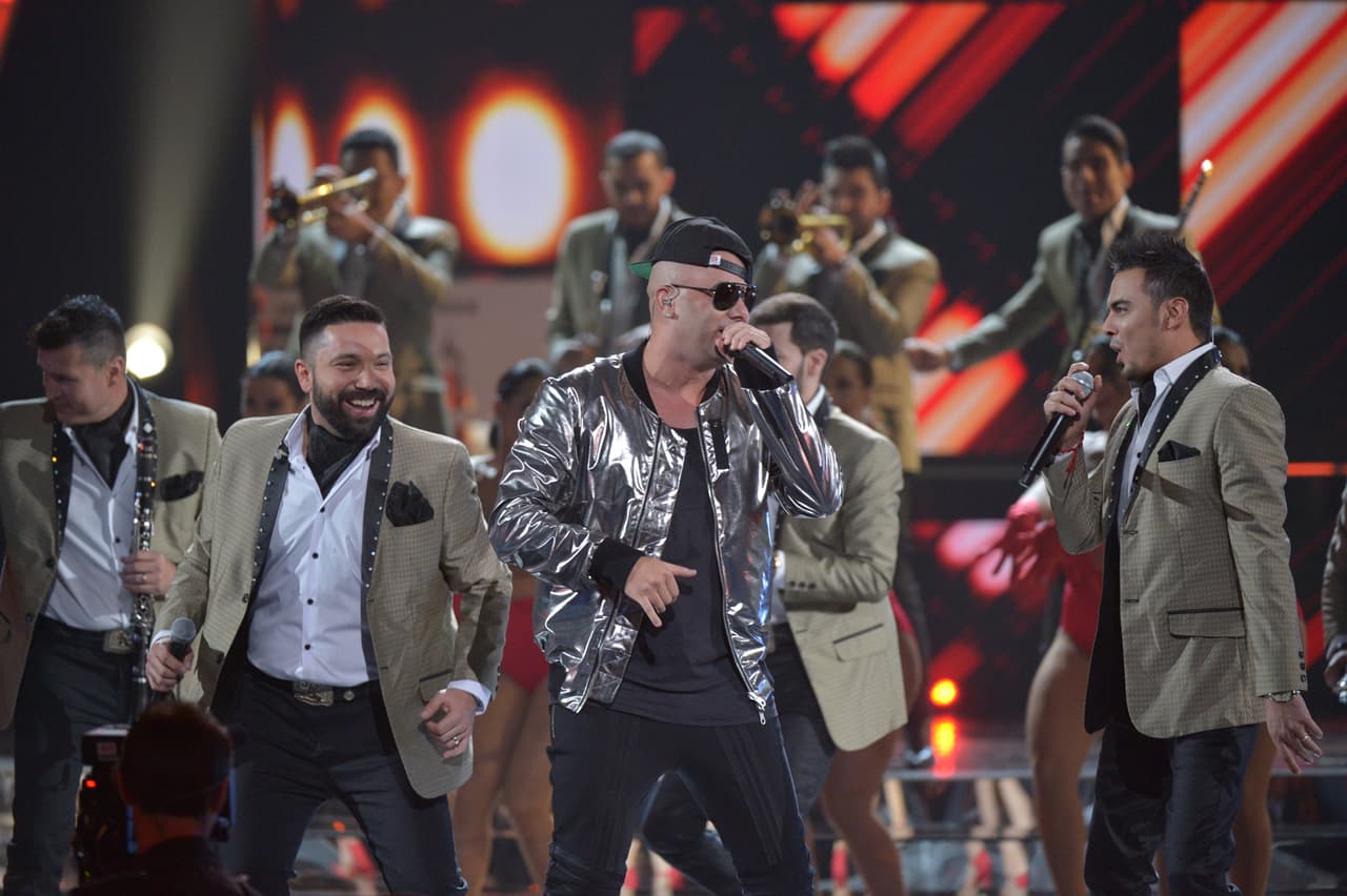 La agrupación y el solista hicieron retumbar el lugar.