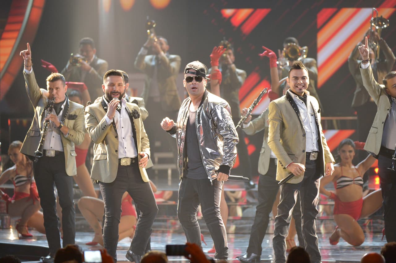 ¡Otros que llenaron el escenario de gritos fueron la Banda el Recodo junto con Wisin!