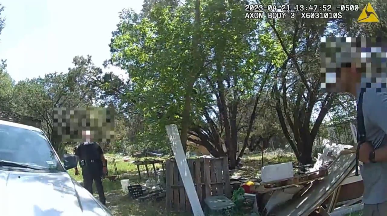 La agresividad del pitbull provocó que los agentes tomaran otra alternativa para llegar hasta la residencia.