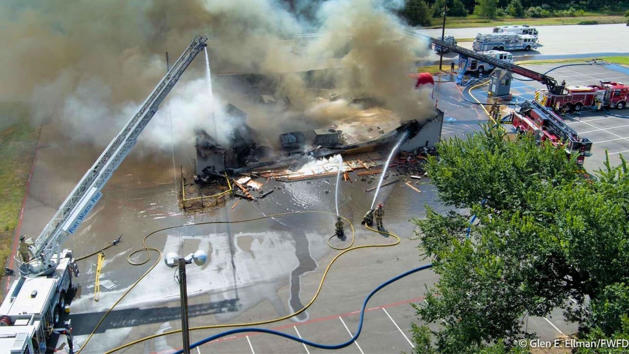 Al llegar, los bomberos encontraron 
<b>un fuego intenso y humo que salía del interior del establecimiento</b>.