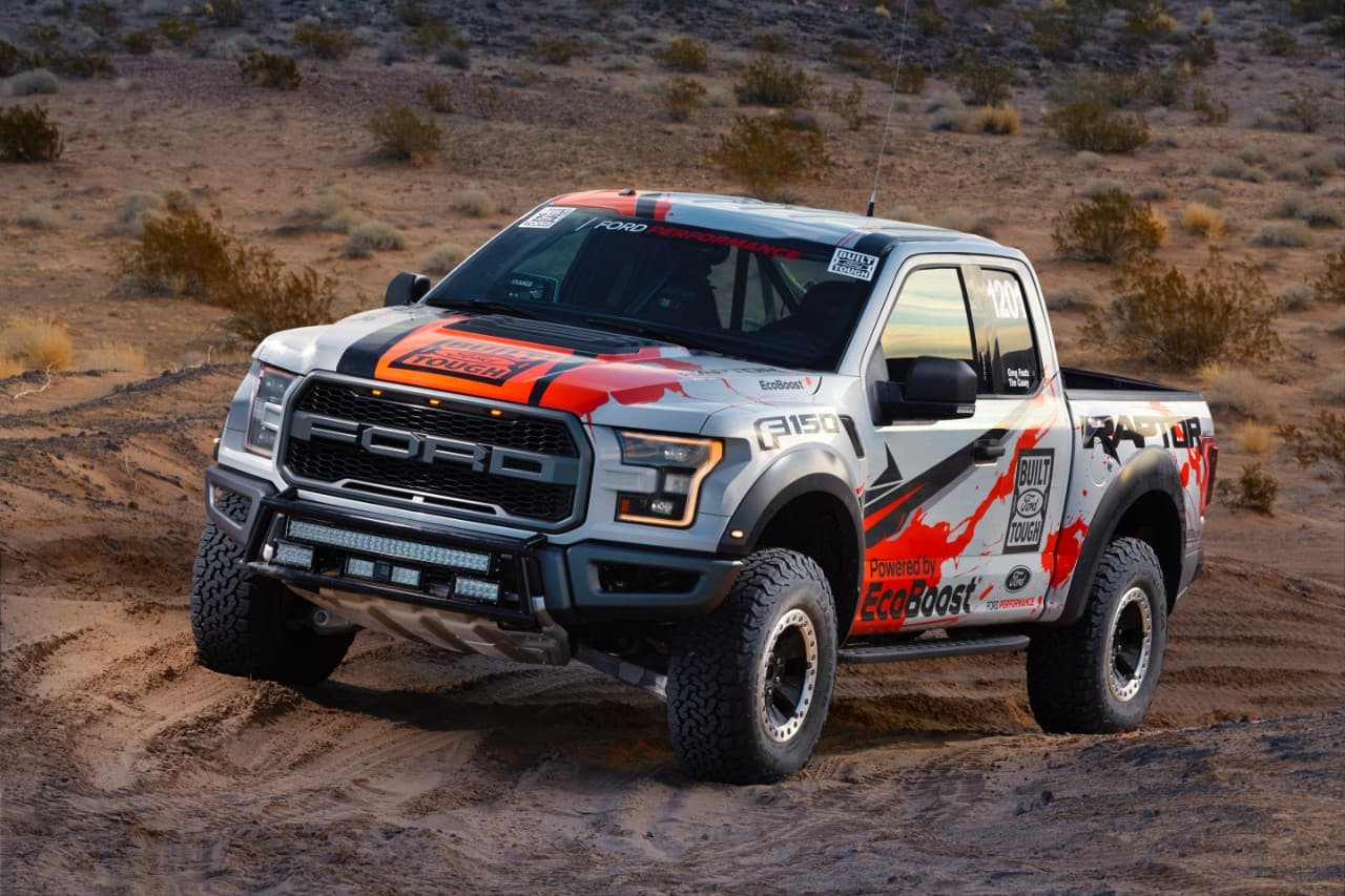 Bajo el capó de esta versión aparece el mismo motor de la F-150 Raptor 2017 tradicional, un Ecoboost V6 biturbo de 3.5 litros.