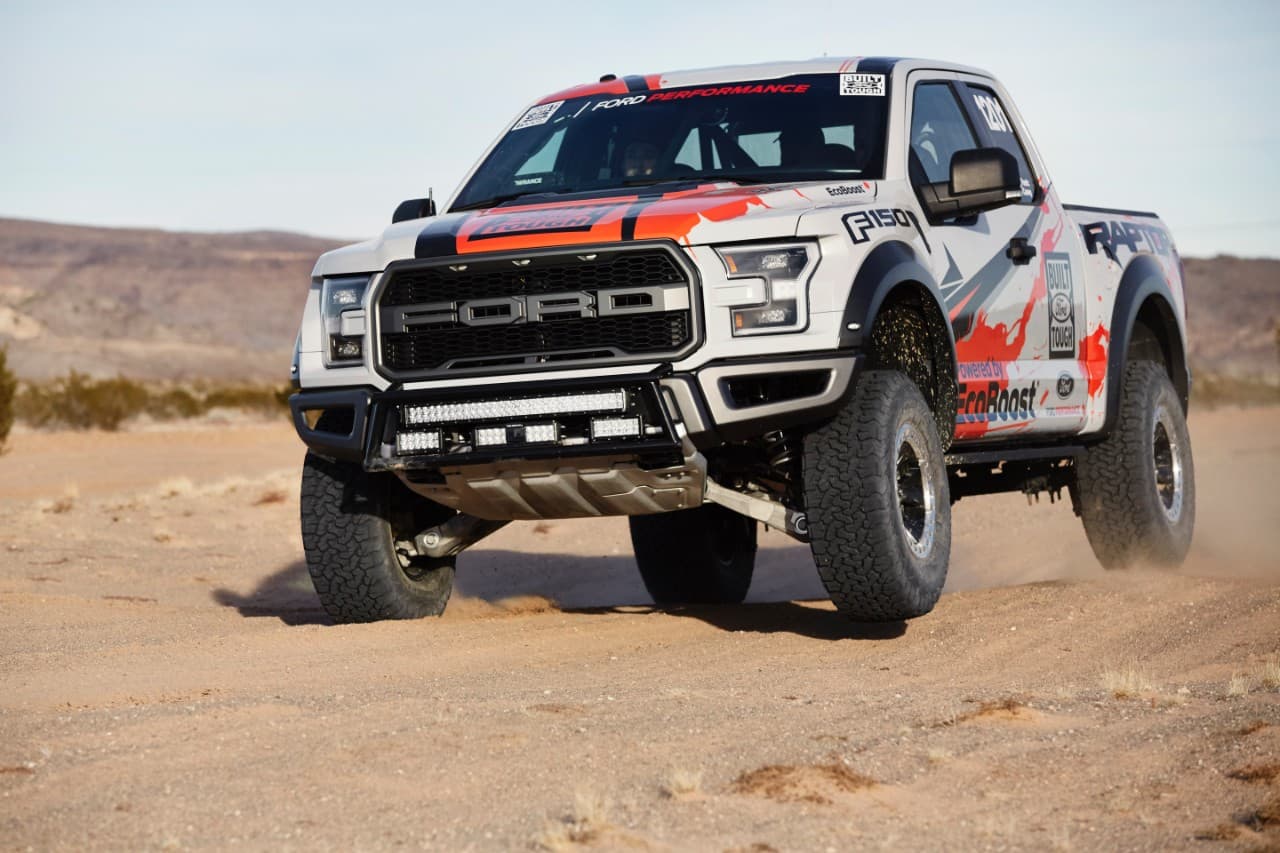 Esta versión de la F-150 Raptor cuenta con asientos de carreras con arneses de cinco puntos, una jaula antivuelco, redes en las ventanillas, muelles delanteros y traseros que estiran la distancia del suelo, además de amortiguadores provistos por Fox Racing.