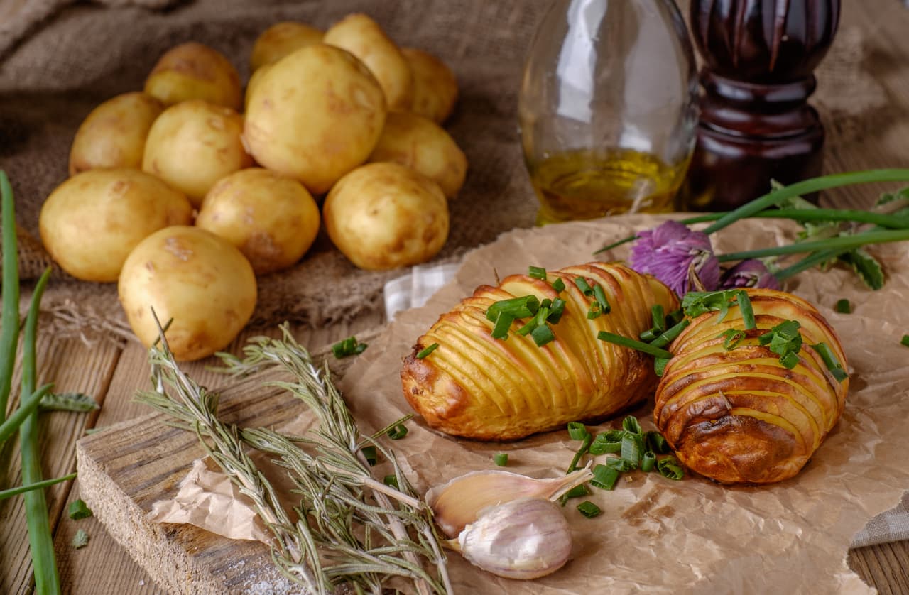 Papa al horno. Descubre cómo realizar este ‘side’ contundente, delicioso y reconfortante, con la receta provista por el chef Adam Harvey, del consejo The Cheeses of Europe.