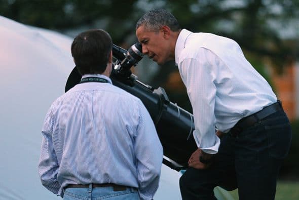 Antes de dormir, pudieron observar las estrellas en compañía de la astronauta Cady Coleman. El presidente también dio una miradita al telescopio.