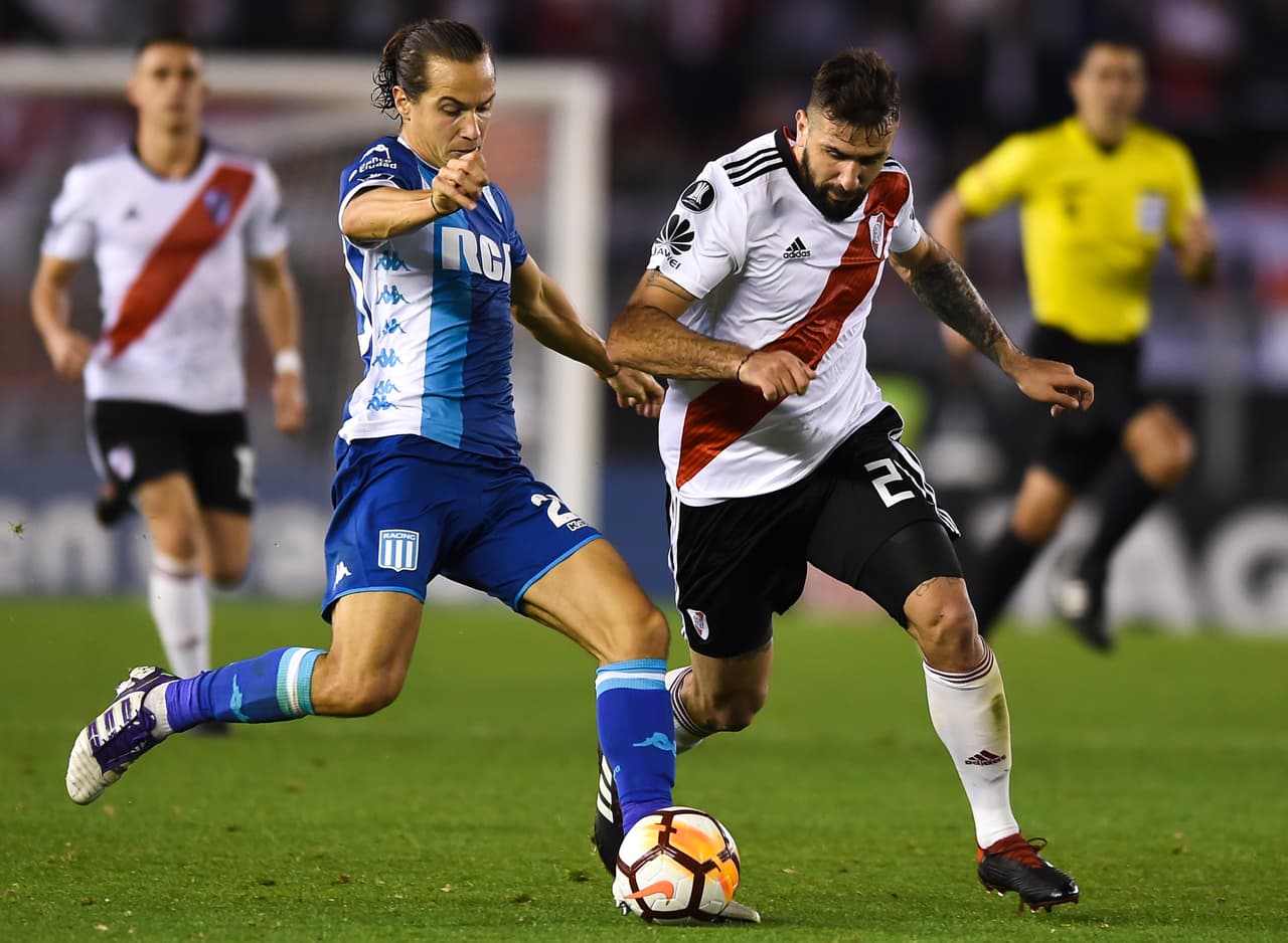 Lucas Orbán puede desempeñarse como zaguero central o como lateral. 
<b>Pertenece a Racing Club y antes tuvo pasos por el Genoa de Italia y el Valencia de España.</b>