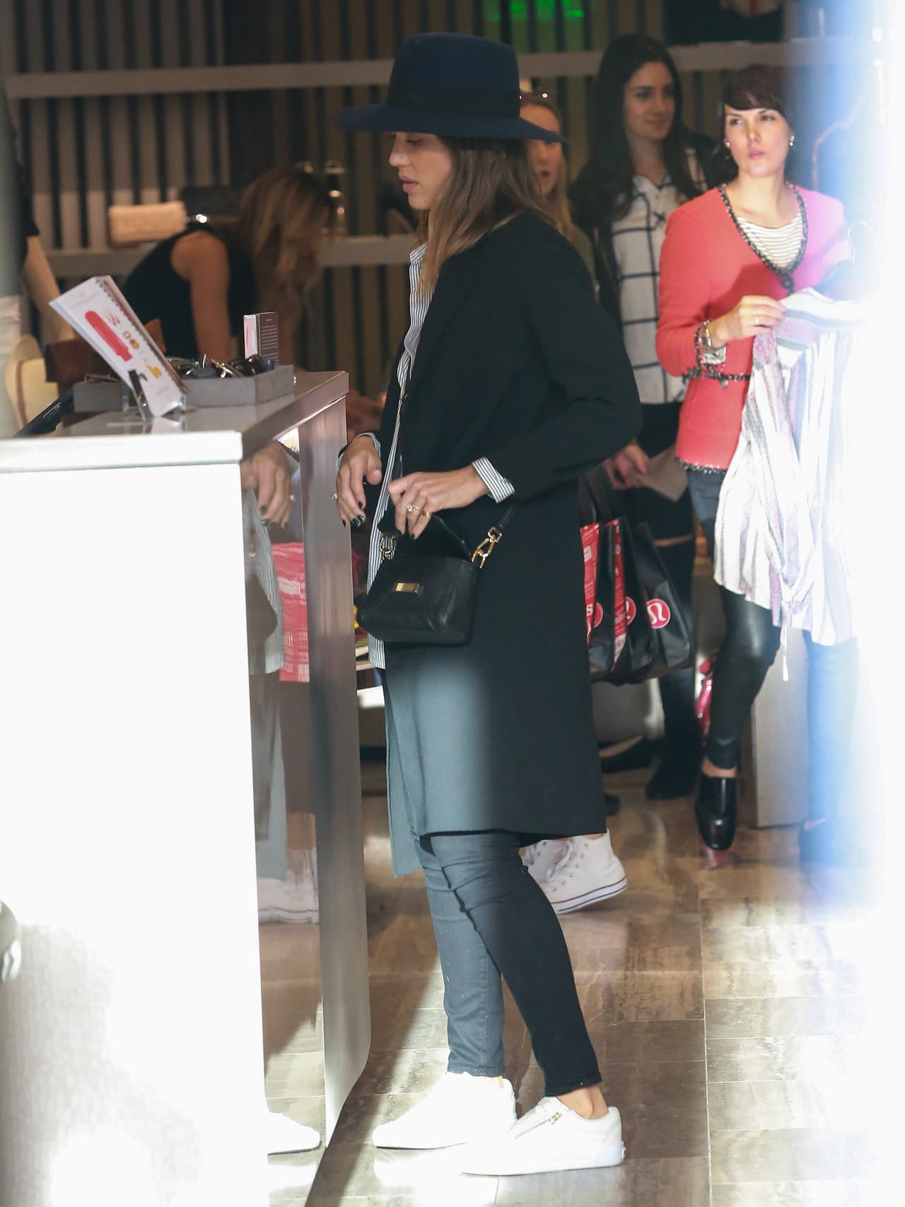 Comprar los regalos correctos puede llevar horas, por eso Jessica Alba se tomó su tiempo para escogerlos en una tienda de ropa.