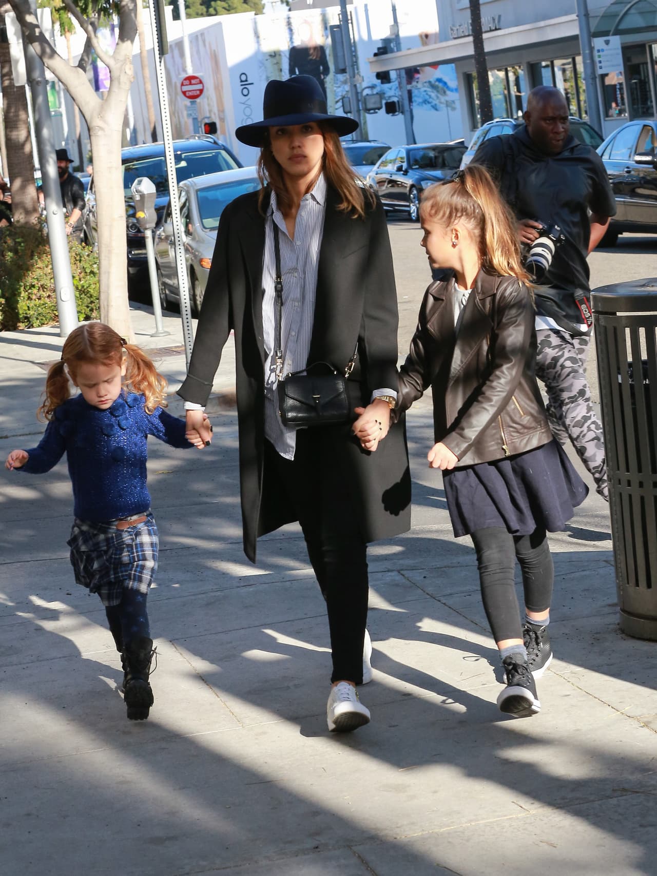 Y sus acompañantes perfectas fueron sus hijas Honor y Haven. ¿Habrán estado buscando el regalo para su papi?