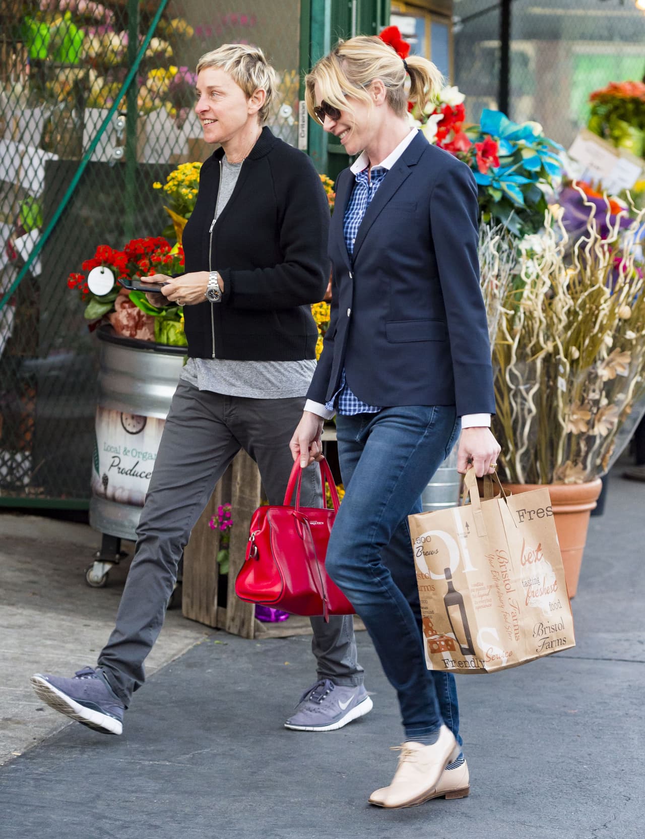 La presentadora Ellen Degeneres & Portia de Rossi, se fueron de compras a las calles de Los Ángeles y se les vio muy contentitas.