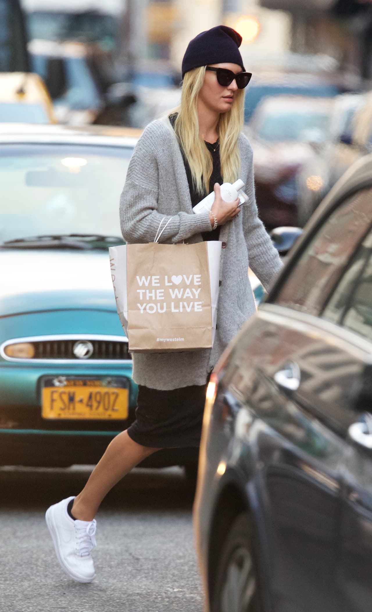 Candice Swanepoel fue captada de paseo por las calles de 'La Gran Manzana' mientras hacía algunas compras.