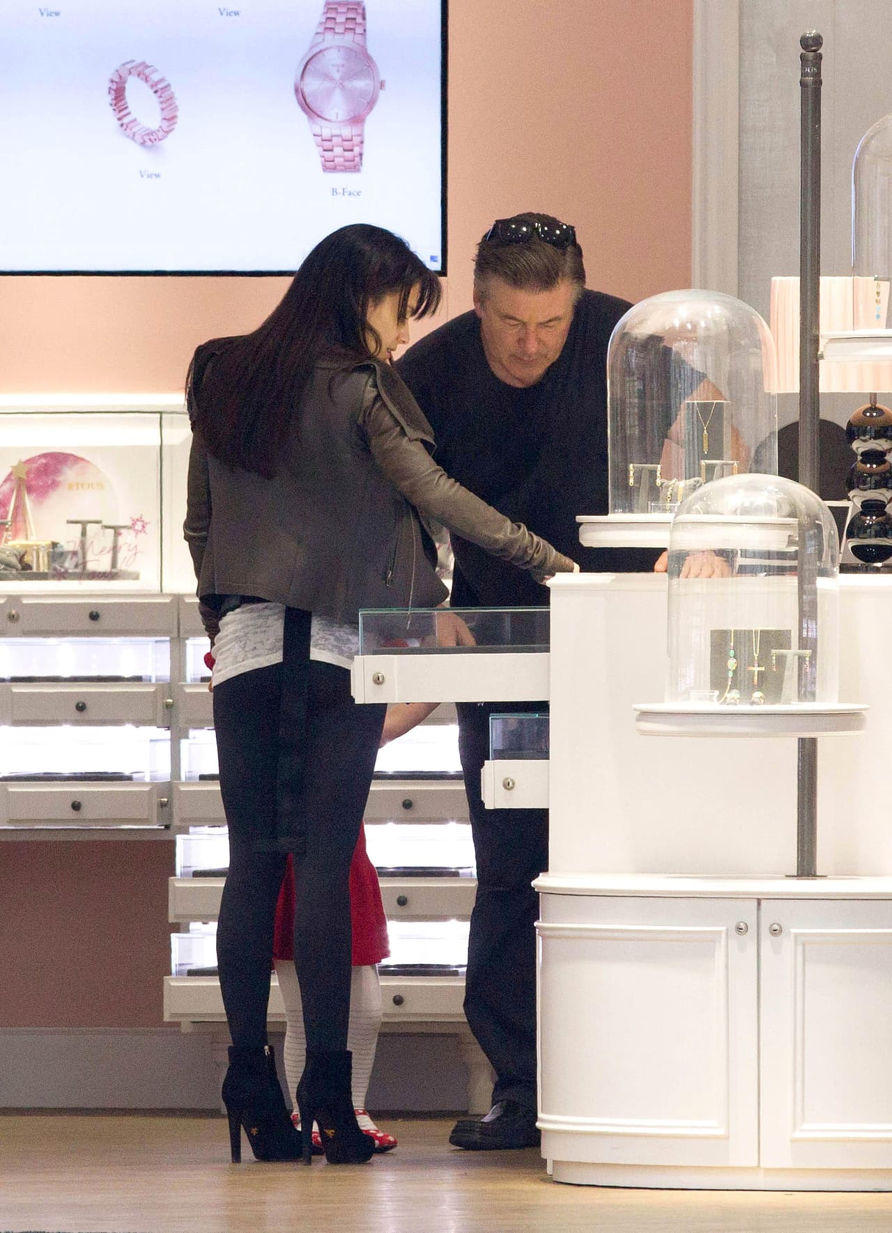 Alec Baldwin se fue de compras con su esposa y sus nenes a las calles de Madrid.