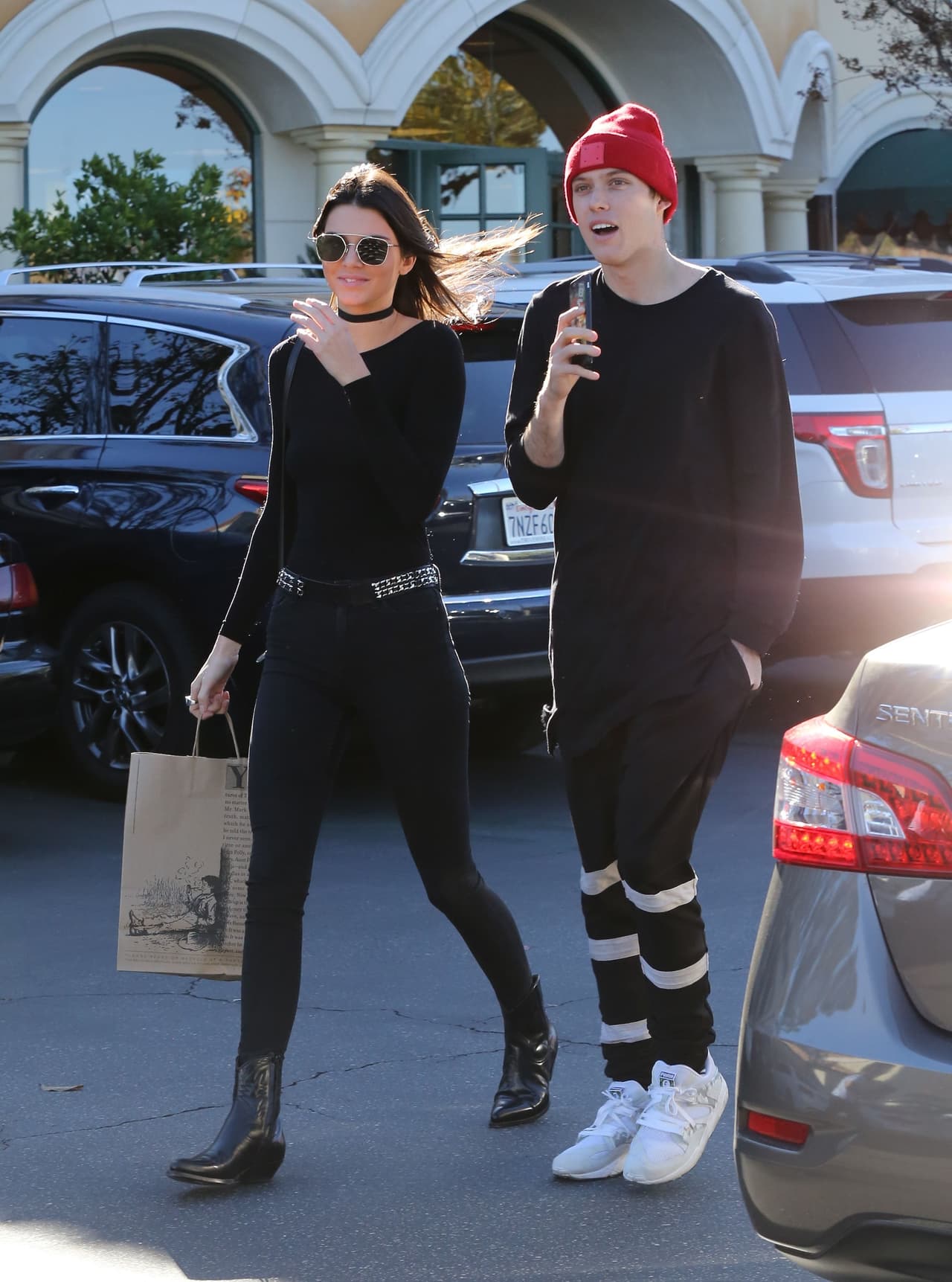 Y salió con algunas compras del lugar.