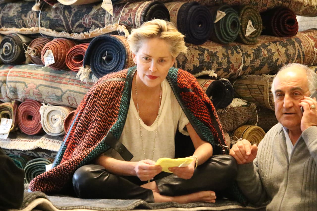 Sharon Stone se pasó horas escogiendo decoraciones navideñas. ¿A quién se las regalará?