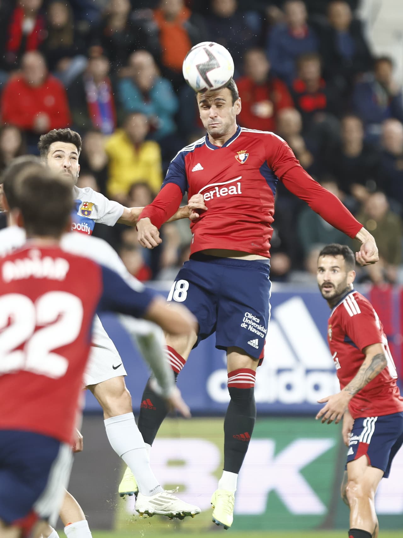 El Barcelona venció 1-2 al Osasuna en El Sadar durante la Jornada 14 de LaLiga de España en un partido que tuvo las expulsiónes de Lewandowski y de Piqué y los goles de Pedri y Rapinha; por los locales marcó David García