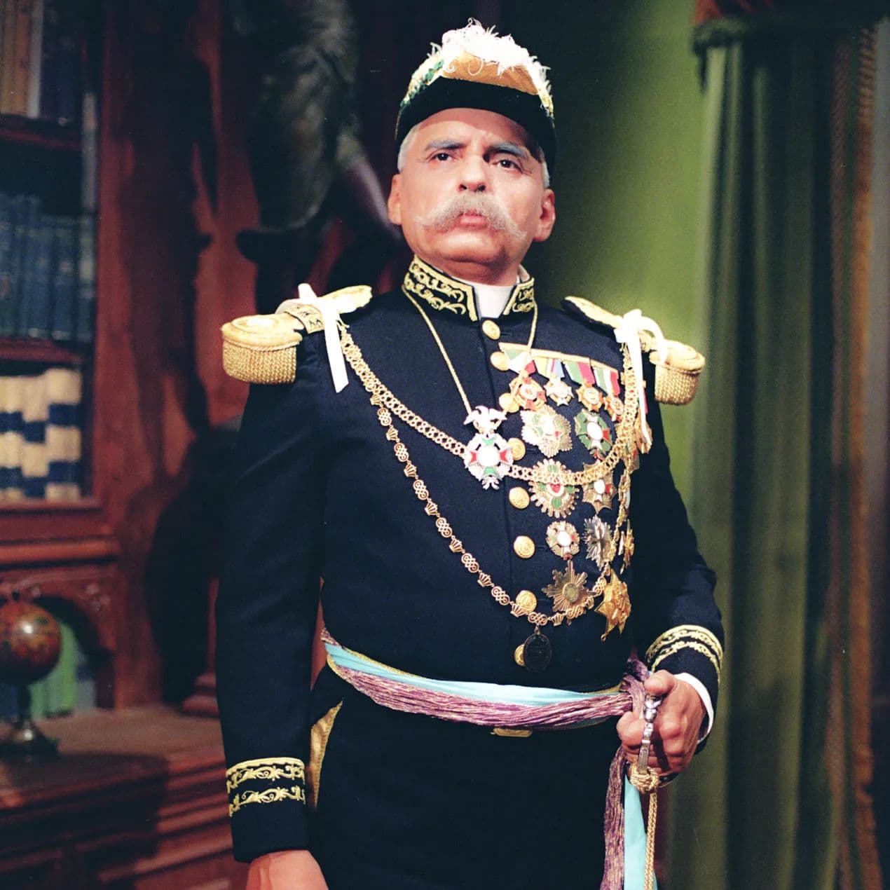 Siete años después dio vida a otro de sus personajes más recordados: Don Porfirio Díaz. Ojeda interpretó al expresidente de México en ‘El vuelo del águila’. 
<br>