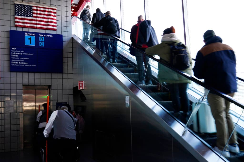 Viento, inundaciones y nieve: mal clima amenaza viajes de millones tras Día de Acción de Gracias