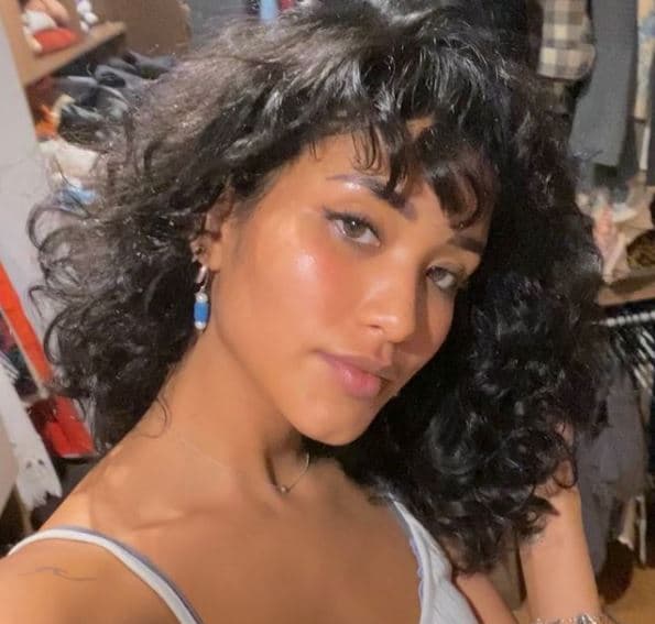 Son pocas las publicaciones que ha hecho contorsionándose en las telas que cuelgan del techo, pero han sido suficientes para demostrar que este deporte le encanta. ¡La joven es todo un estuche de monerías!