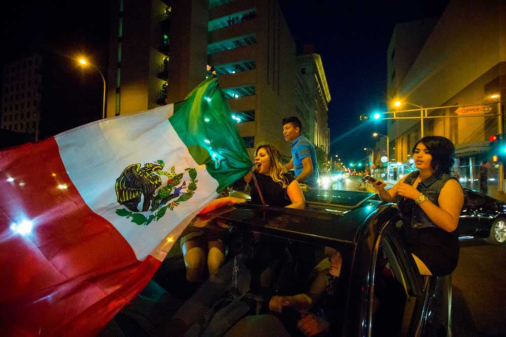 Estas chicas protestaron en una camioneta mostrando la bandera mexicana