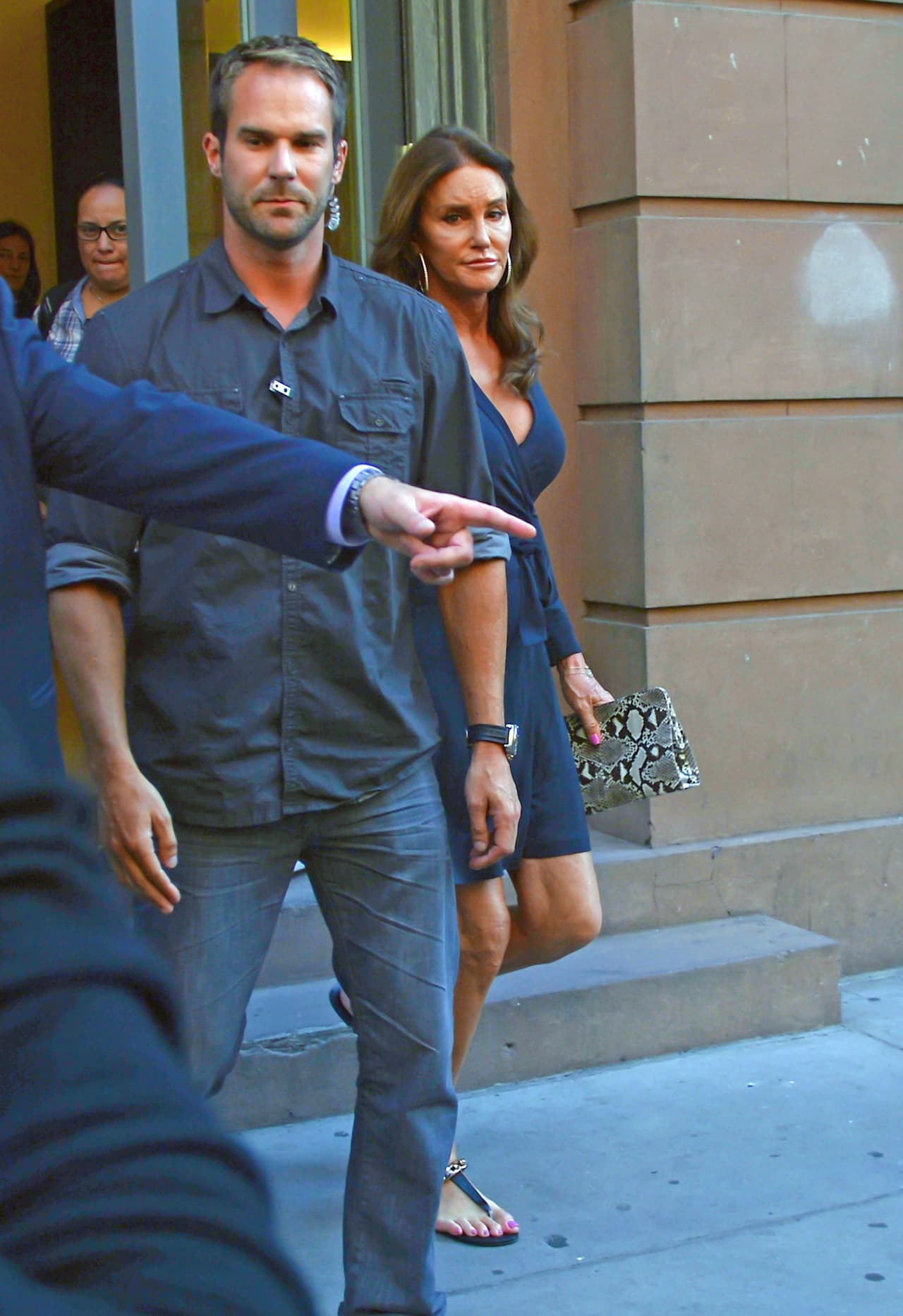 También salió muy bien resguardada por su operativo de seguridad.