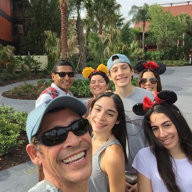 Johnny es un papá muy divertido y junto a sus hijos siempre hay una gran aventura por vivir.