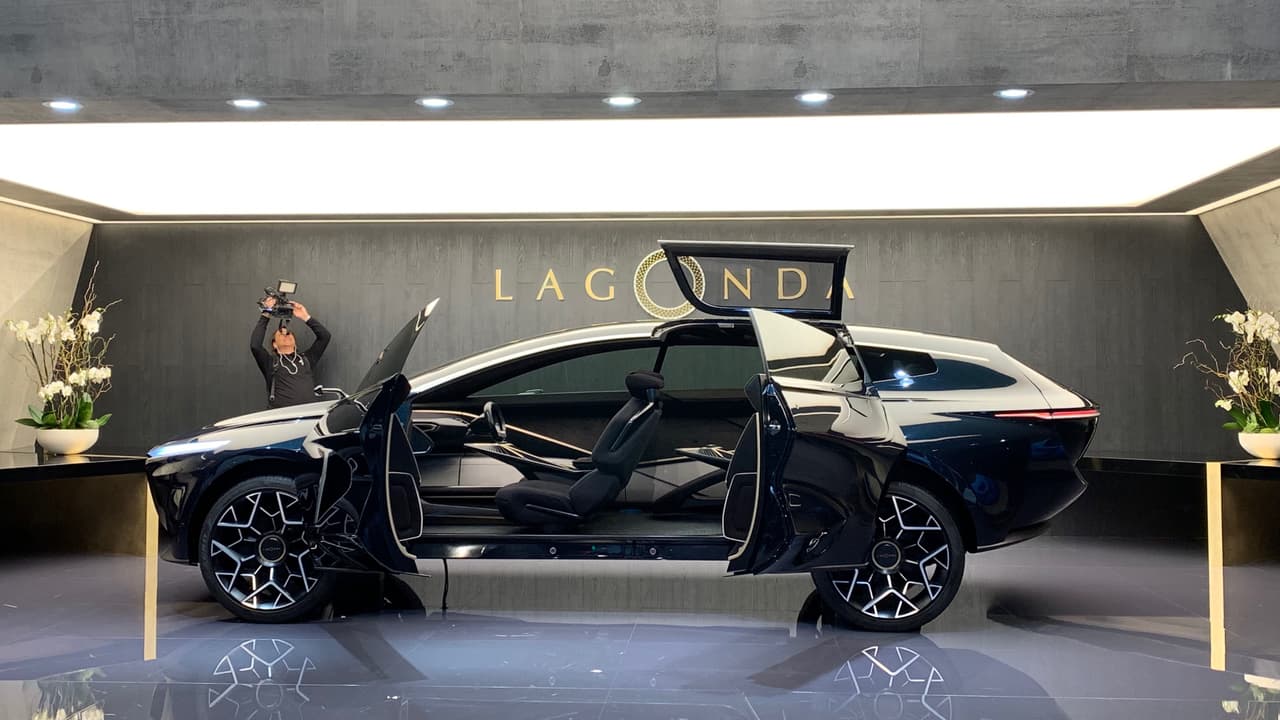 Aunque la hiperlujosa camioneta conceptual de Aston Martin es un estricto ejercicio de diseño, su alta separación del suelo así como sus ángulos de entrada y salida le dan un carácter de veracidad a sus 
<b>capacidades como todoterreno</b>. La belleza del diseño del Lagonda es lo que deja la impresión más permanente.
