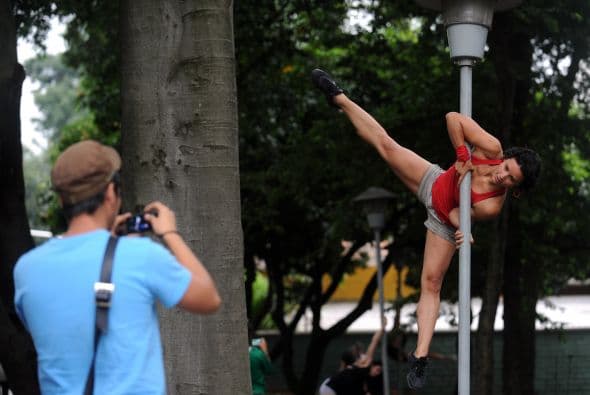 Ahora, un grupo de mujeres bailarinas salieron a robar... las miradas de propios y ajenos.