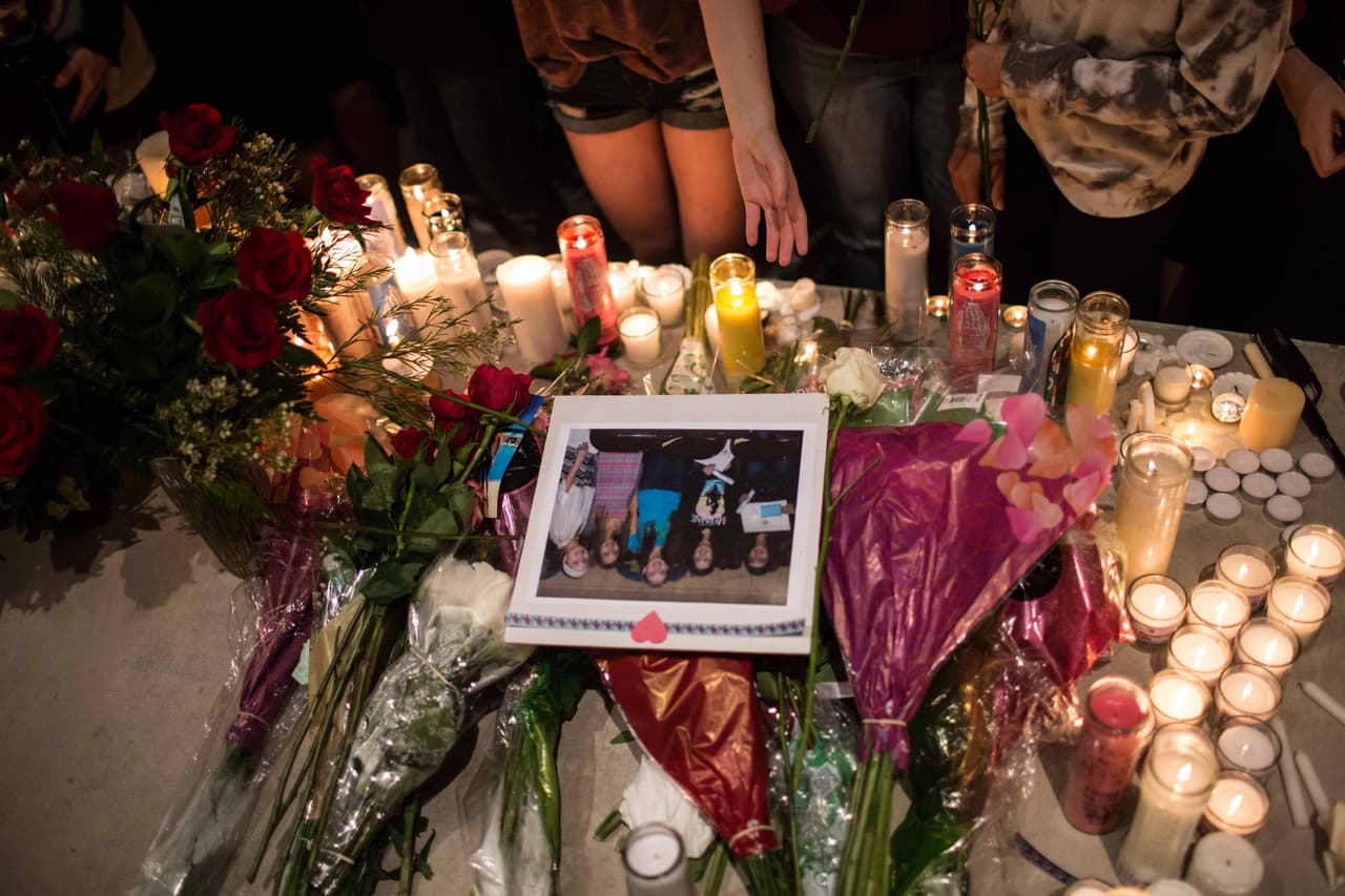 Para la mayoría de estudiantes, el parque ha sido el momento del reencuentro con sus amigos, de quienes se separaron en la huida de la balacera. Se vieron centenares de abrazos, de llantos y de intercambios de preguntas. "¿Estás bien", "¿Tu hermano está bien?", "¿Te lo puedes creer?"...
